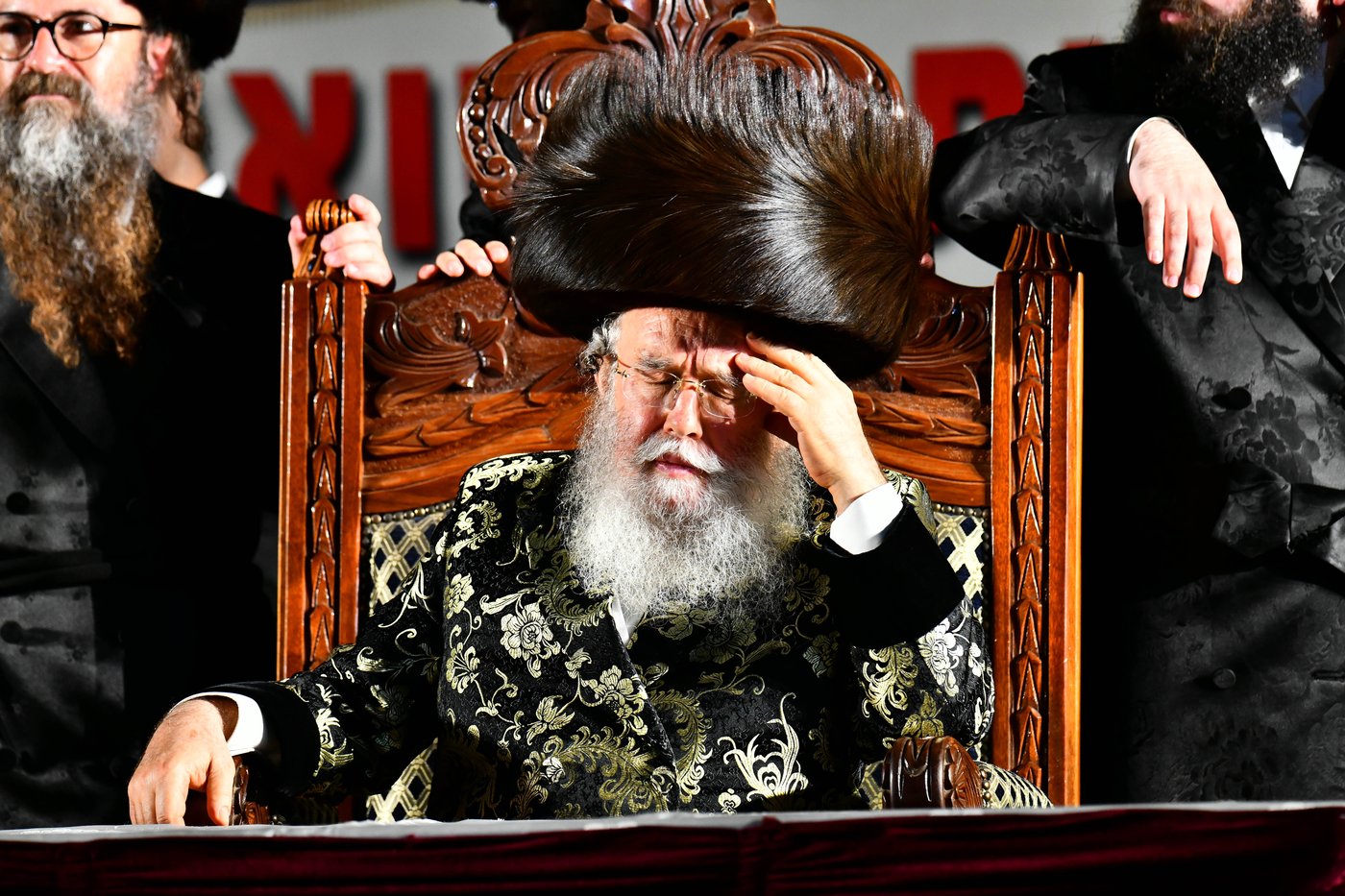 האדמו"ר ממישקולץ – מנהיגה הרוחני של פתח תקוה בנאומו: באצטדיון זה, בו צועקים גול אחד, אנו צועקים כעת ה' אחד!