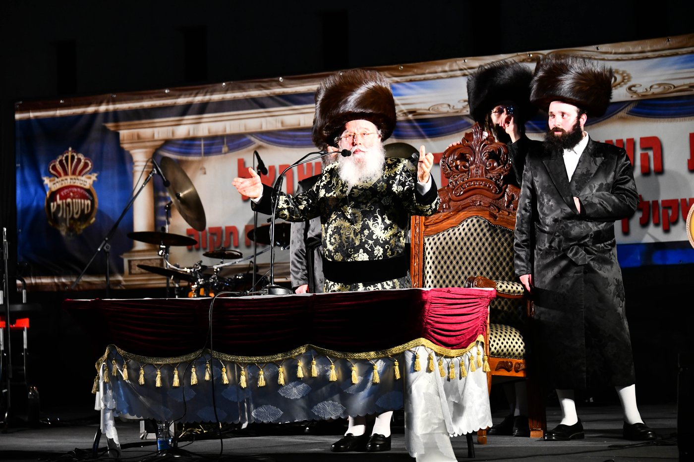 האדמו"ר ממישקולץ – מנהיגה הרוחני של פתח תקוה בנאומו: באצטדיון זה, בו צועקים גול אחד, אנו צועקים כעת ה' אחד!