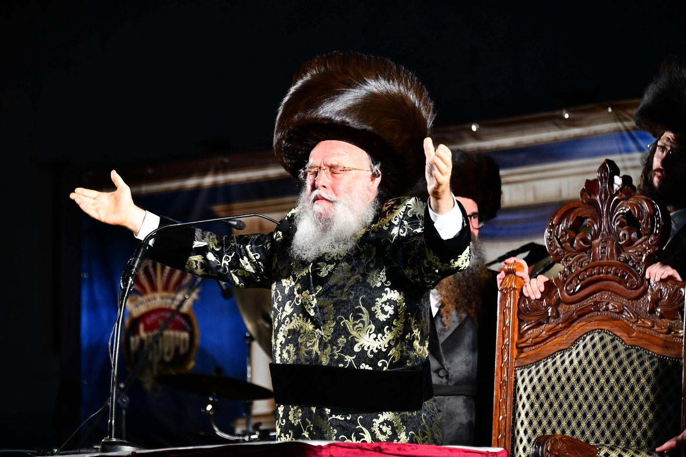 האדמו"ר ממישקולץ – מנהיגה הרוחני של פתח תקוה בנאומו: באצטדיון זה, בו צועקים גול אחד, אנו צועקים כעת ה' אחד!