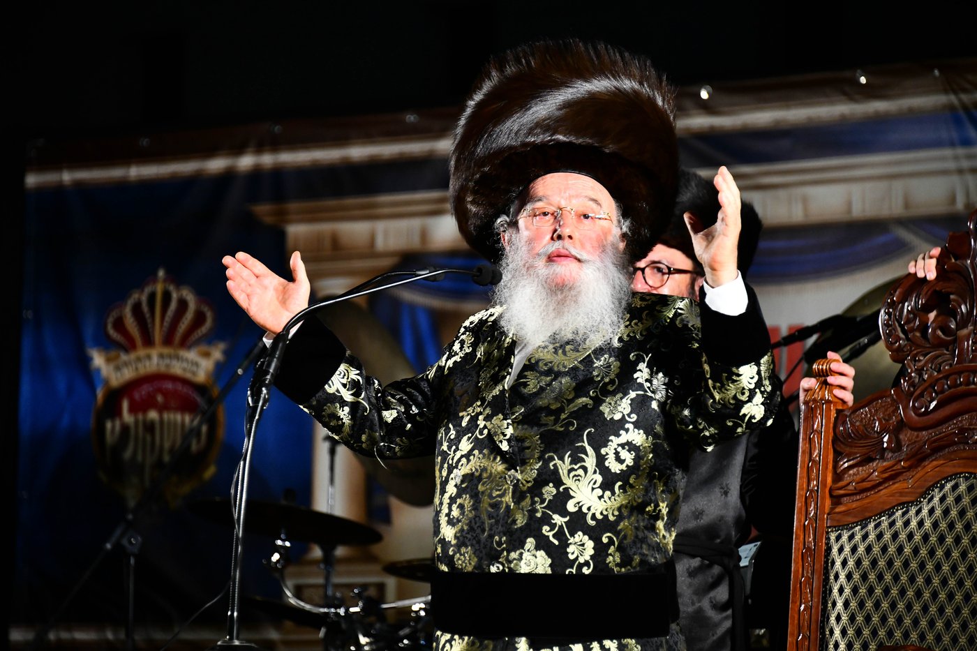 האדמו"ר ממישקולץ – מנהיגה הרוחני של פתח תקוה בנאומו: באצטדיון זה, בו צועקים גול אחד, אנו צועקים כעת ה' אחד!