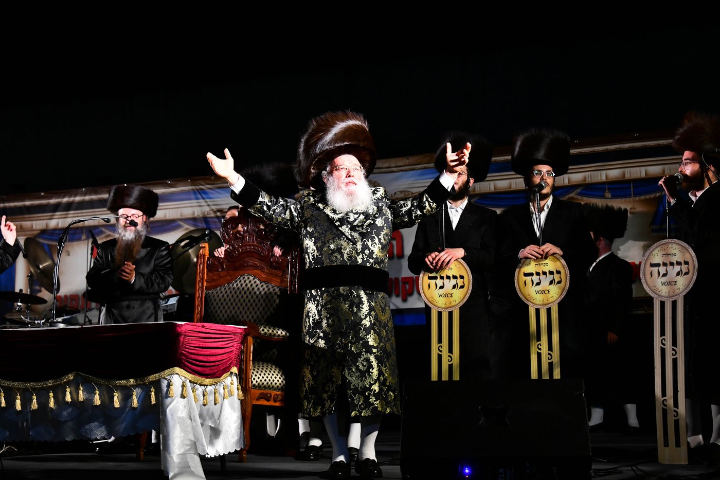 האדמו"ר ממישקולץ – מנהיגה הרוחני של פתח תקוה בנאומו: באצטדיון זה, בו צועקים גול אחד, אנו צועקים כעת ה' אחד!