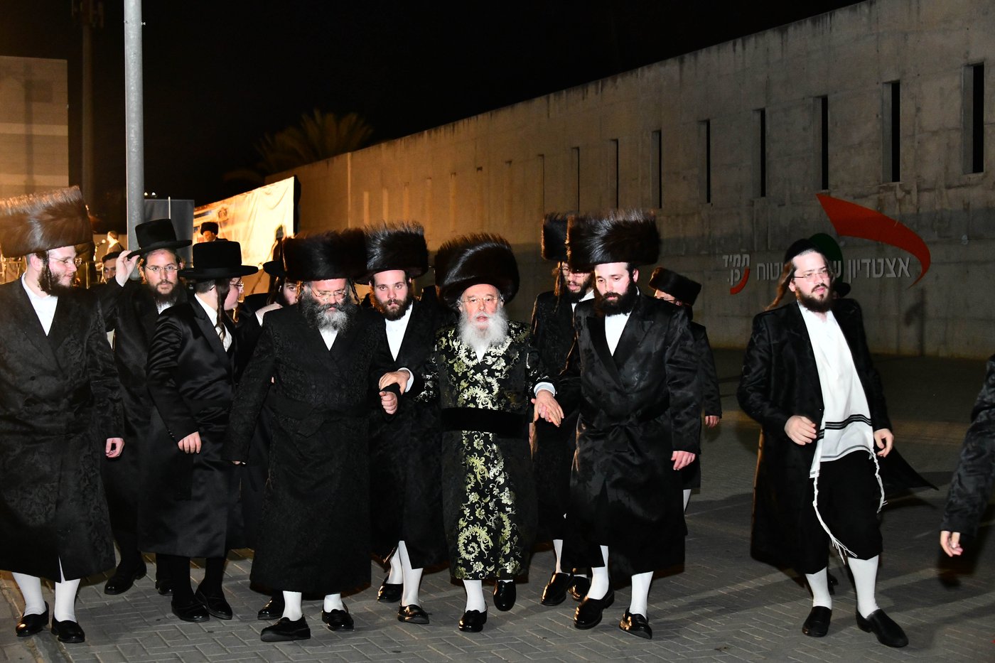 האדמו"ר ממישקולץ – מנהיגה הרוחני של פתח תקוה בנאומו: באצטדיון זה, בו צועקים גול אחד, אנו צועקים כעת ה' אחד!