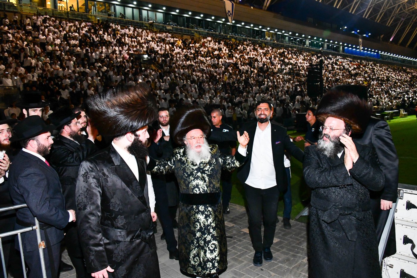 האדמו"ר ממישקולץ – מנהיגה הרוחני של פתח תקוה בנאומו: באצטדיון זה, בו צועקים גול אחד, אנו צועקים כעת ה' אחד!