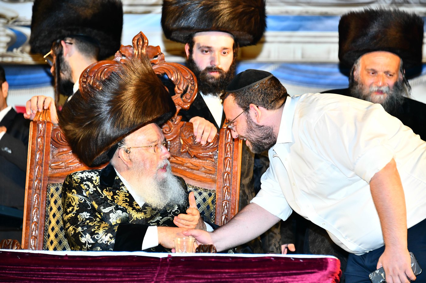האדמו"ר ממישקולץ – מנהיגה הרוחני של פתח תקוה בנאומו: באצטדיון זה, בו צועקים גול אחד, אנו צועקים כעת ה' אחד!
