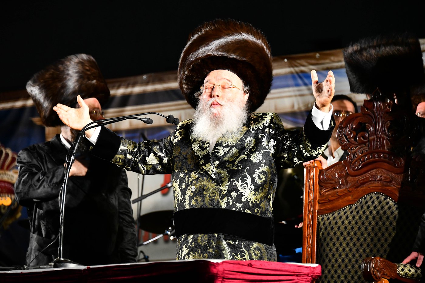 האדמו"ר ממישקולץ – מנהיגה הרוחני של פתח תקוה בנאומו: באצטדיון זה, בו צועקים גול אחד, אנו צועקים כעת ה' אחד!