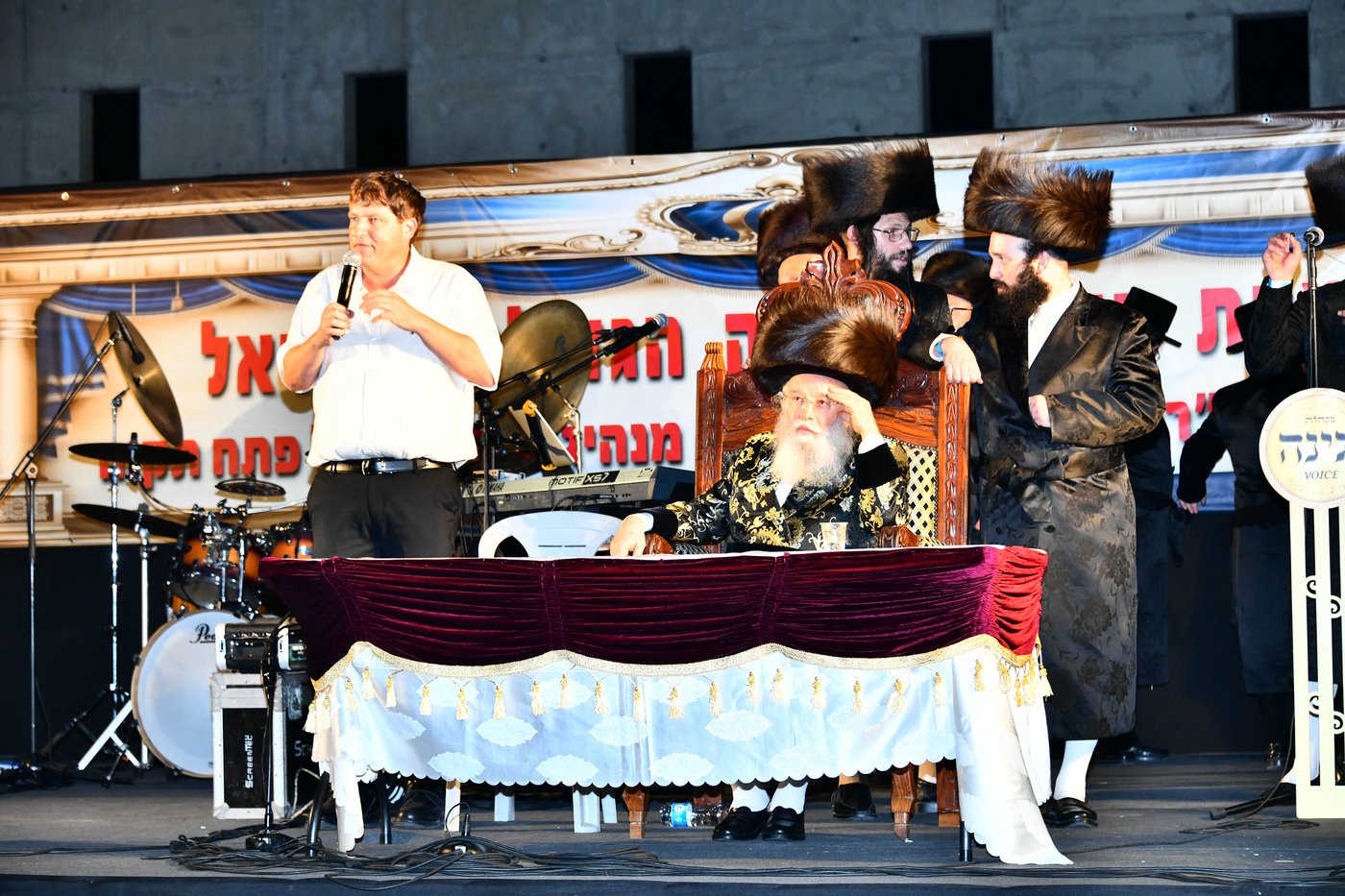 האדמו"ר ממישקולץ – מנהיגה הרוחני של פתח תקוה בנאומו: באצטדיון זה, בו צועקים גול אחד, אנו צועקים כעת ה' אחד!