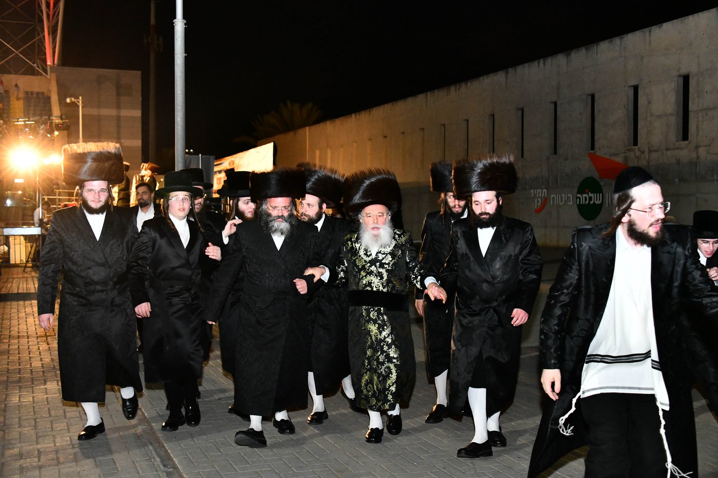 האדמו"ר ממישקולץ – מנהיגה הרוחני של פתח תקוה בנאומו: באצטדיון זה, בו צועקים גול אחד, אנו צועקים כעת ה' אחד!
