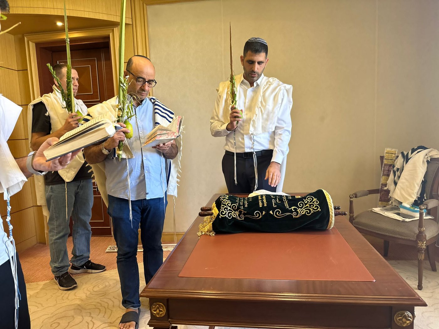 השר שלמה קרעי נטל ארבעת המינים וקרא בתורה בערב הסעודית