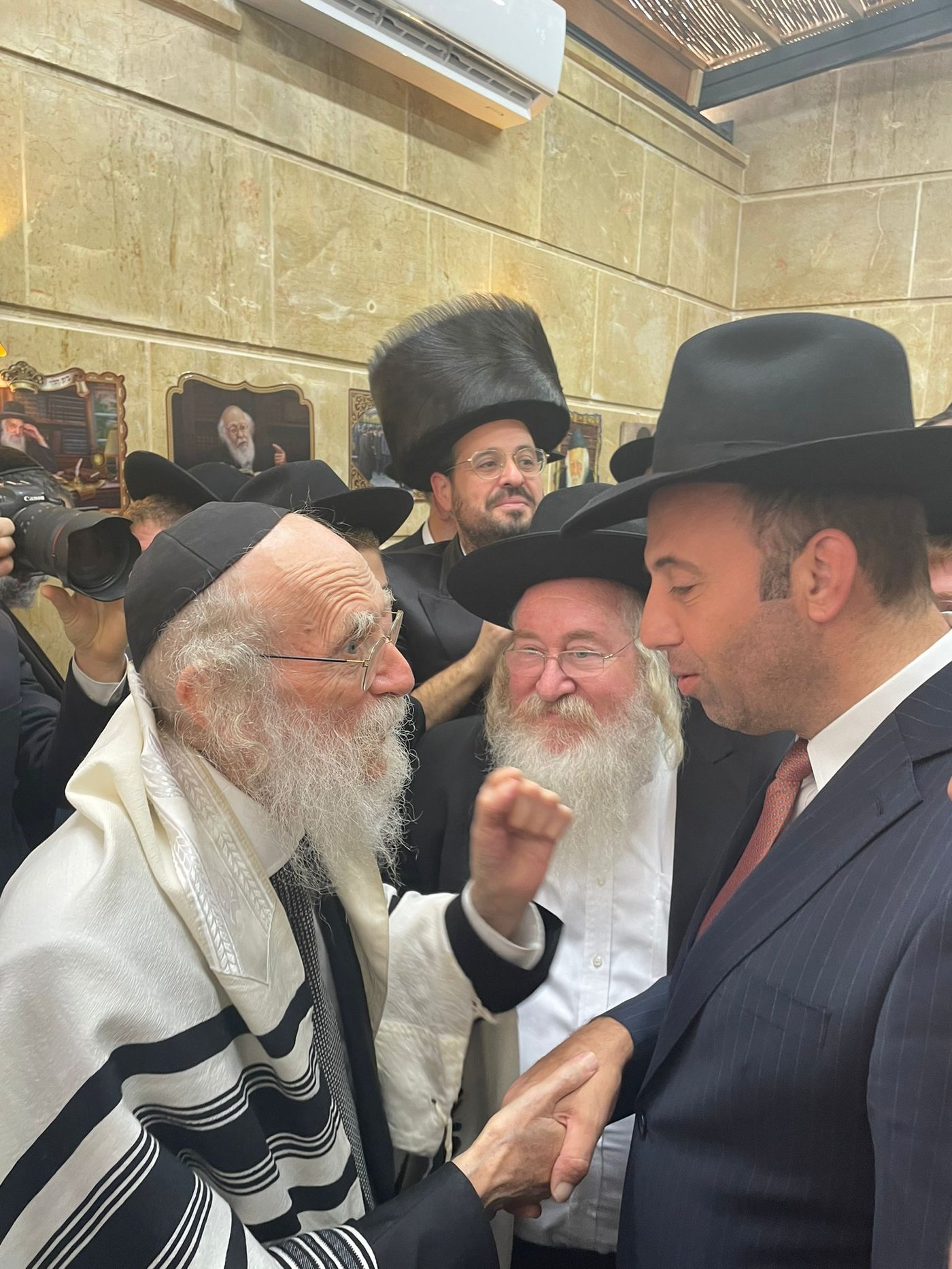 תמיכה מפתיעה | הפוסק לגרינברג: "אתה איש אמת"