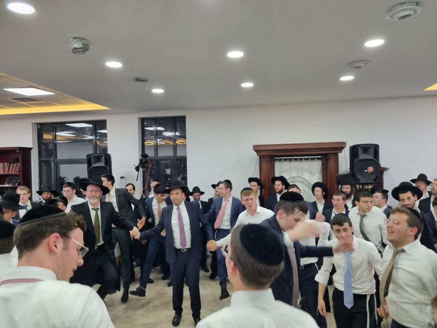 גרינברג עם תלמידי ישיבות בסוכות