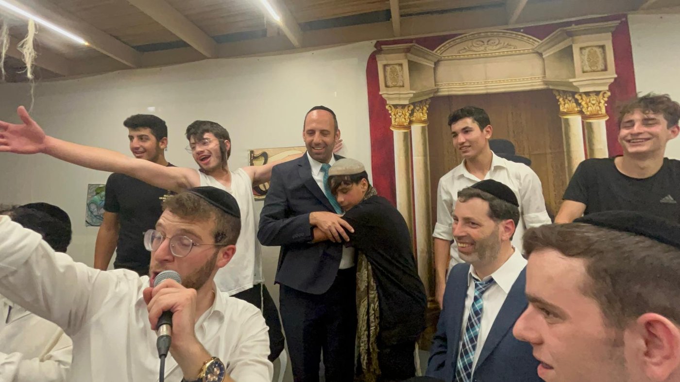 בית שמש: המועמד לרה"ע שמוליק גרינברג - כיכב באירועי שמחת בית השואבה • תיעוד