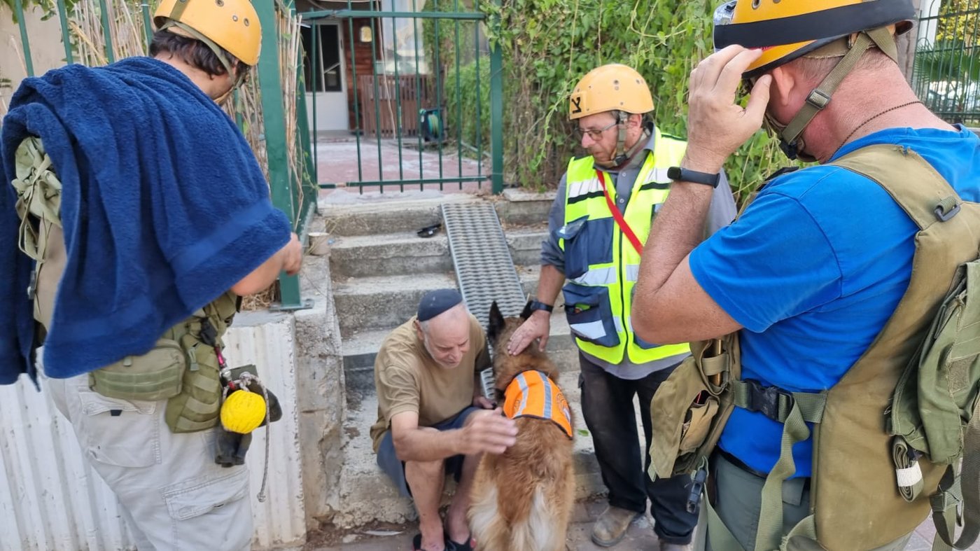 יחידת הכלבנים של המשטרה פועלת ומסייעת ביישובי עוטף עזה להרגעת התושבים