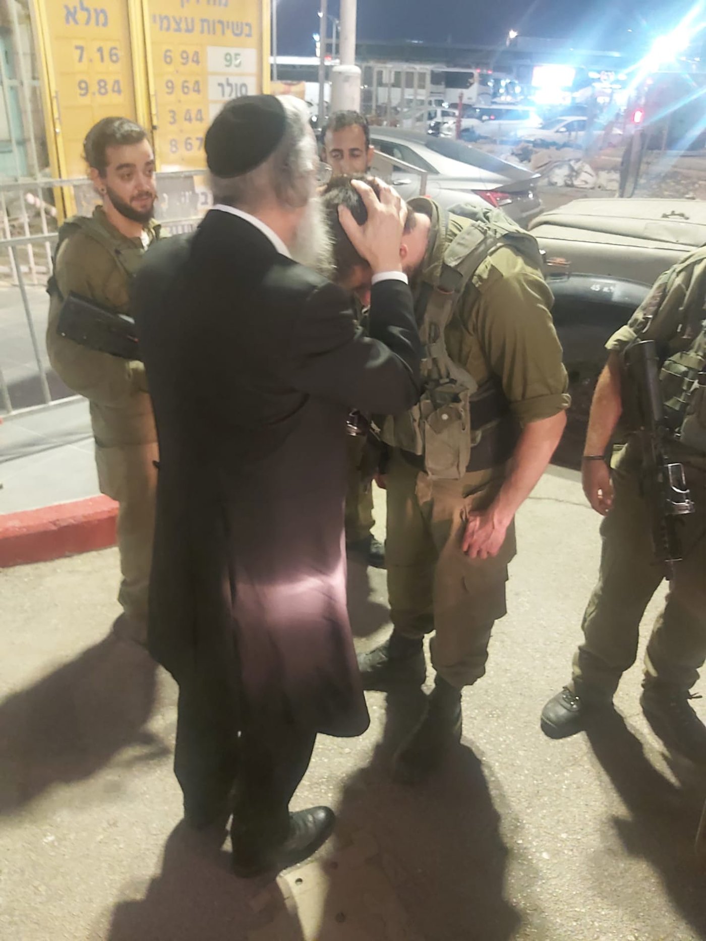 הרב לייבל מבקר את החיילים בדרום
