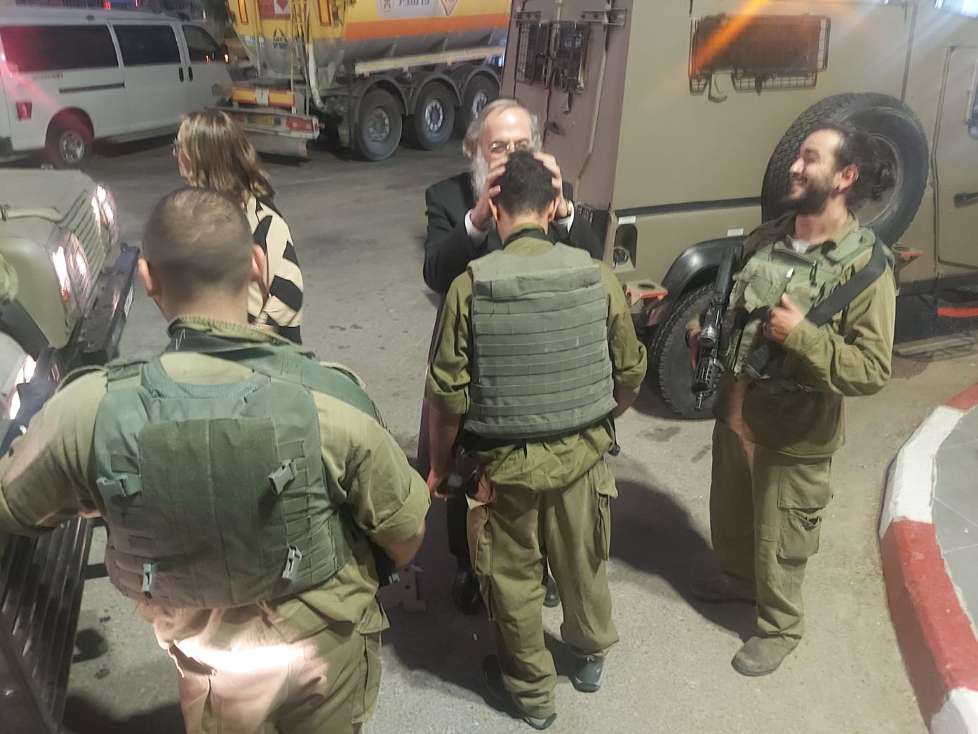 הרב לייבל מבקר את החיילים בדרום