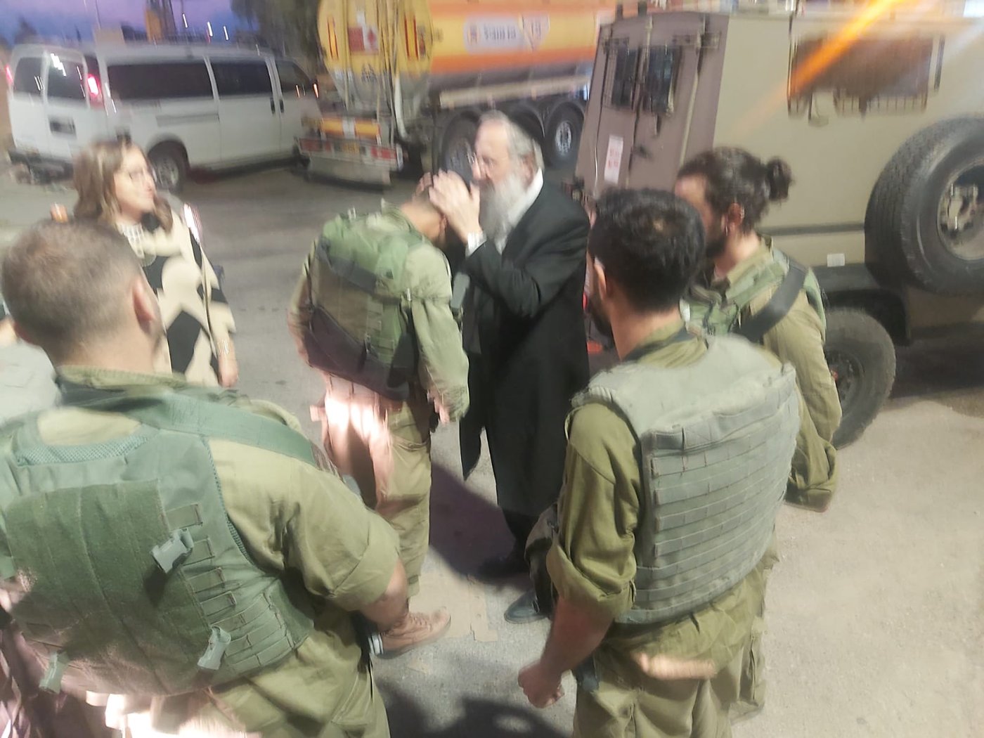 הרב לייבל מבקר את החיילים בדרום
