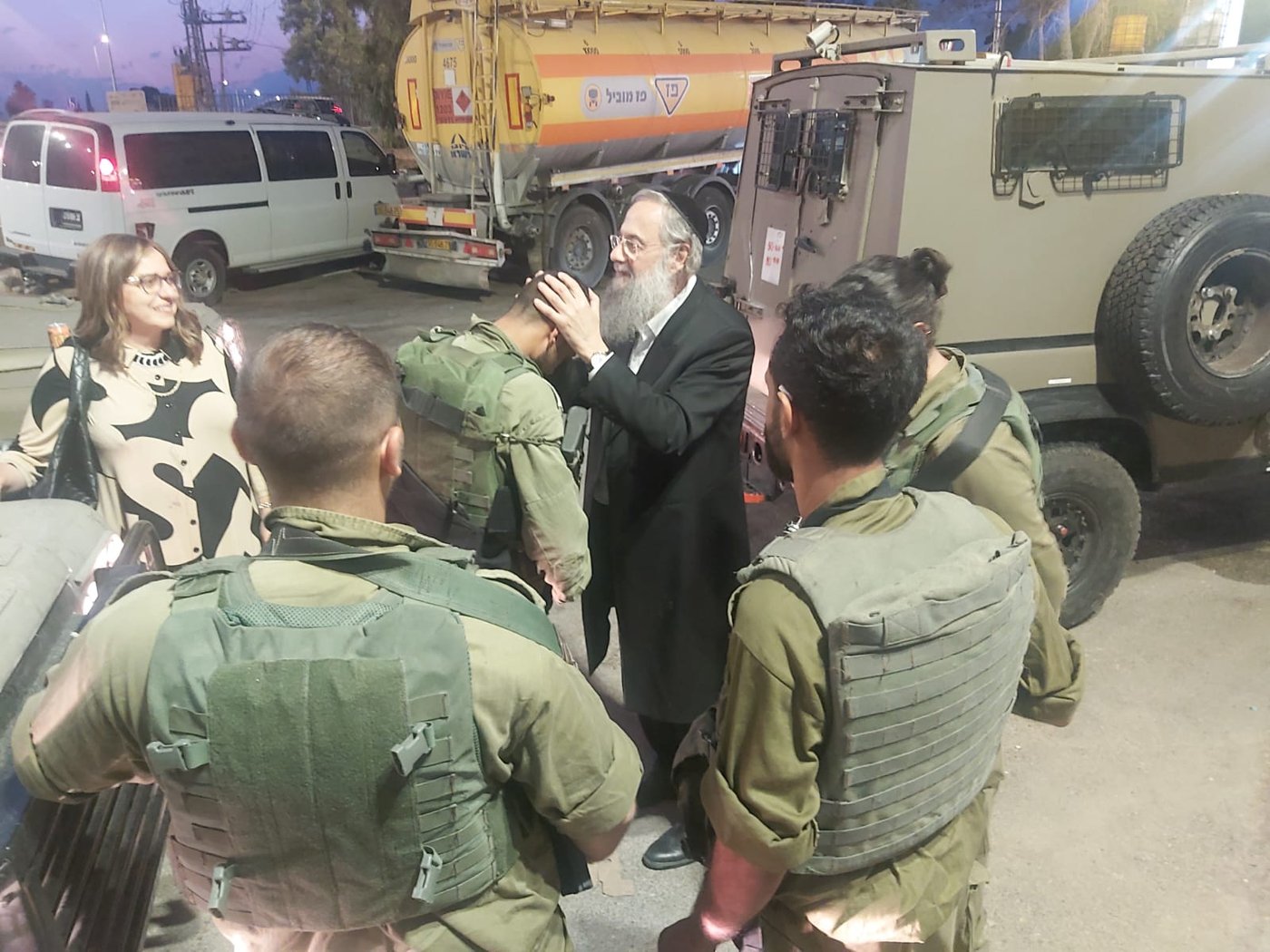 הרב לייבל מבקר את החיילים בדרום