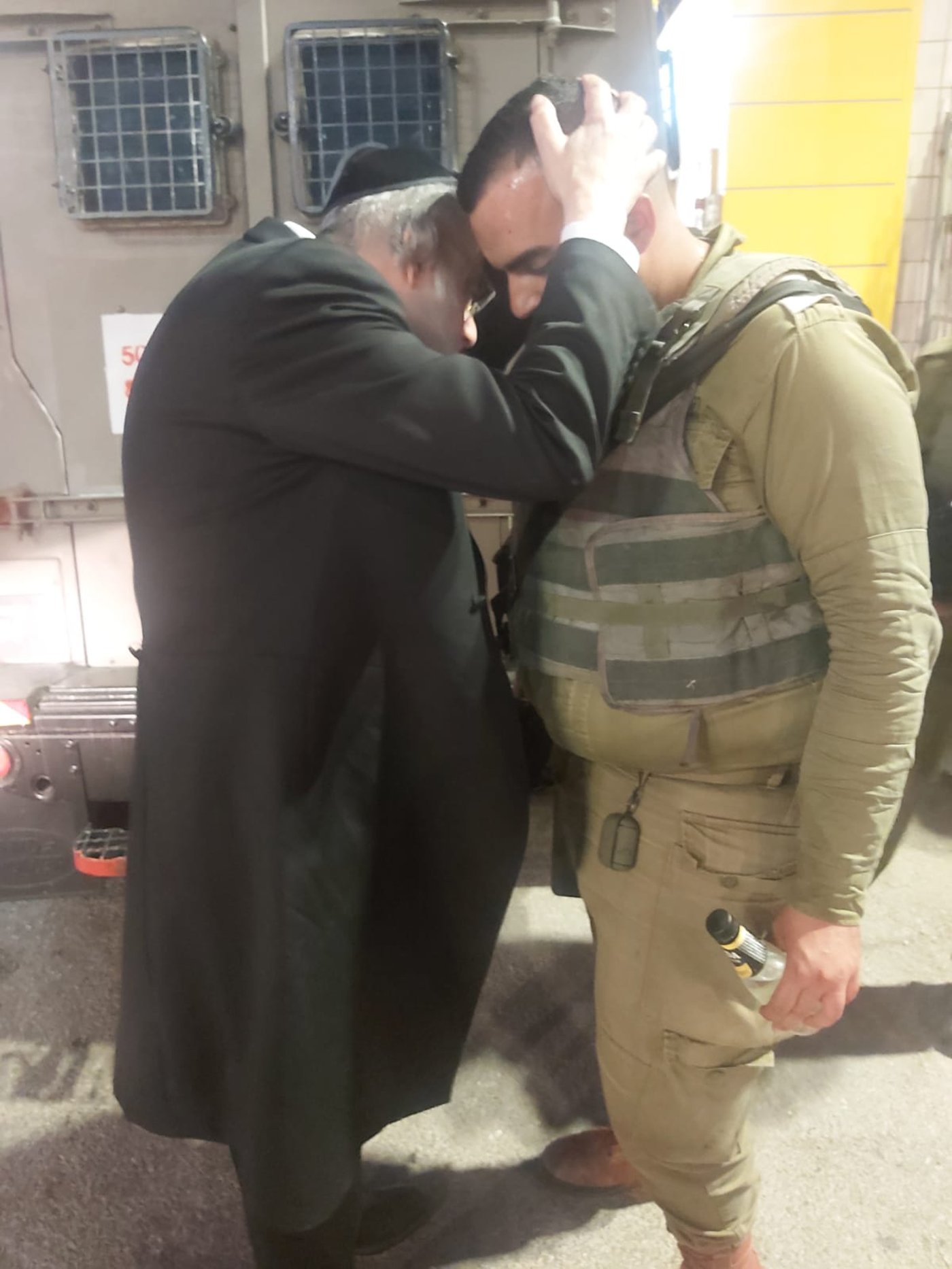 הרב לייבל מבקר את החיילים בדרום