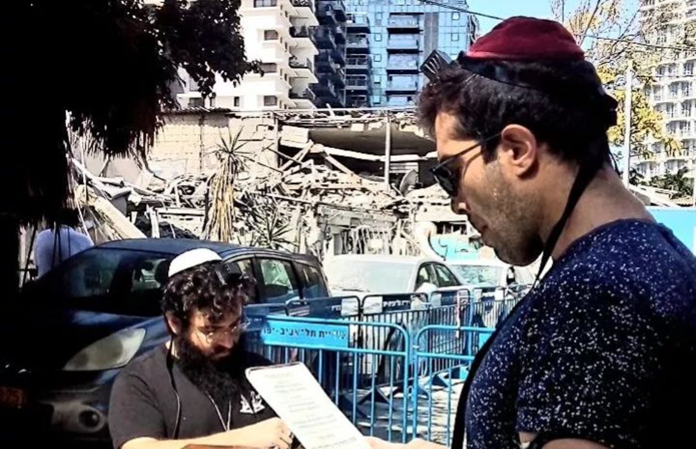 התעוררות בתל אביב: מניחים תפילין מול הבית שנפגע