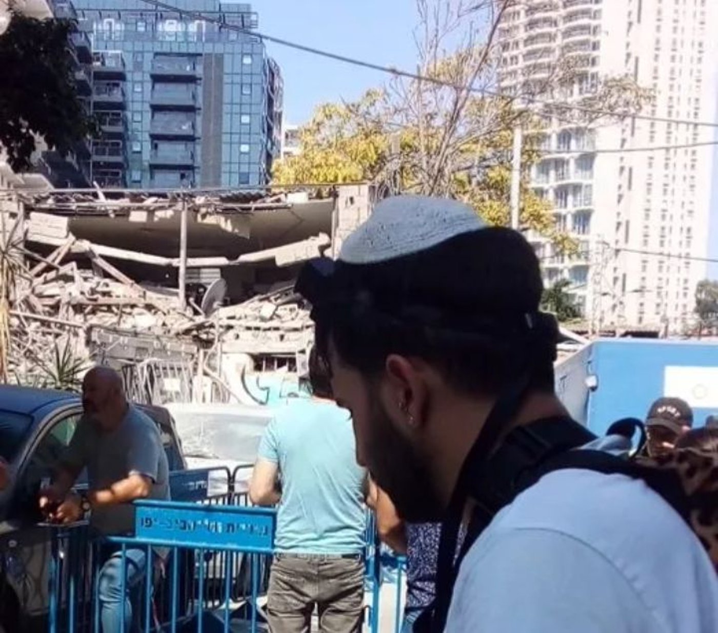 התעוררות בתל אביב: מניחים תפילין מול הבית שנפגע