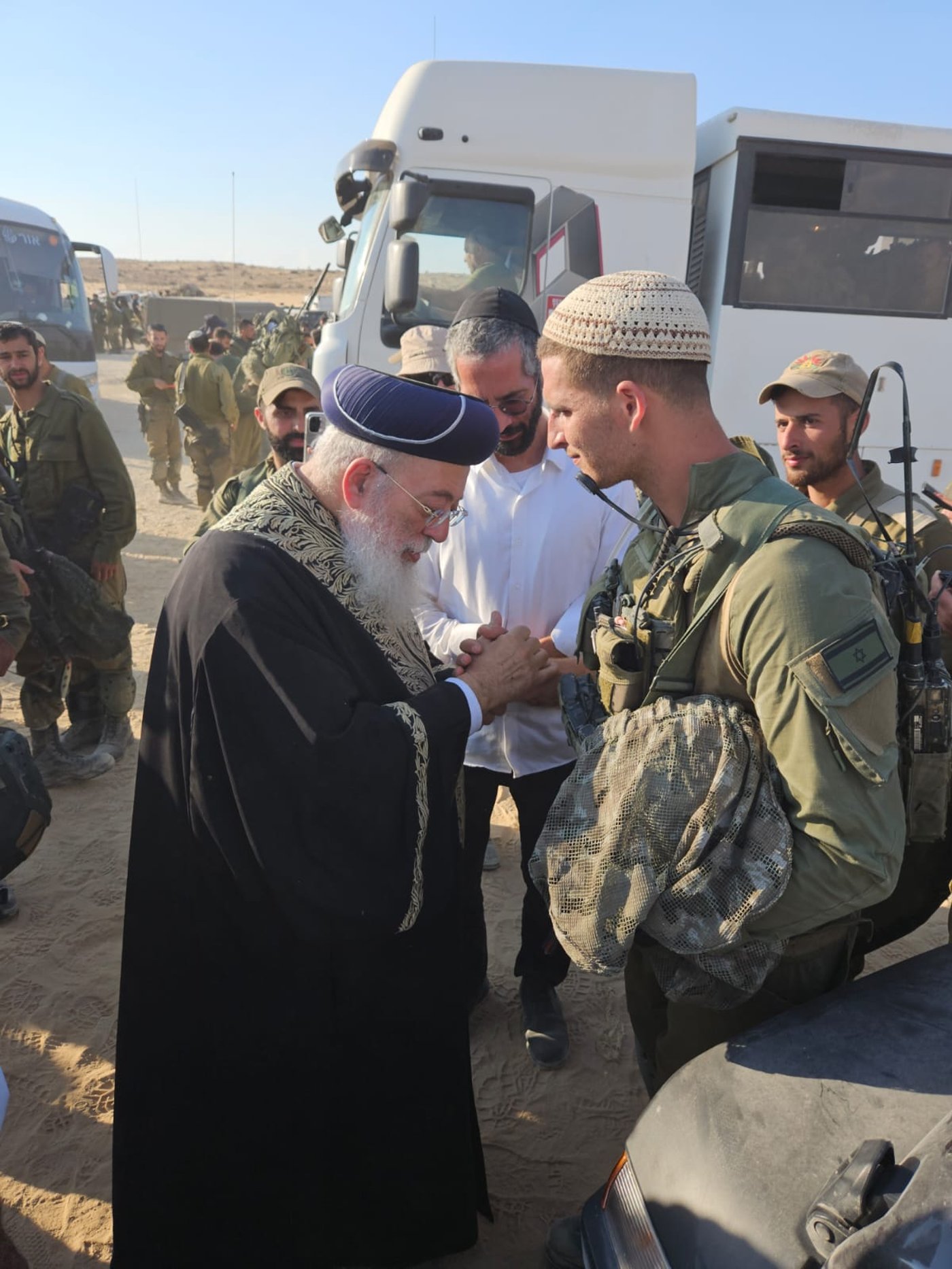 תיעוד: הראשל"צ בא לחזק את הלוחמים ופגש את נכדו | צפו