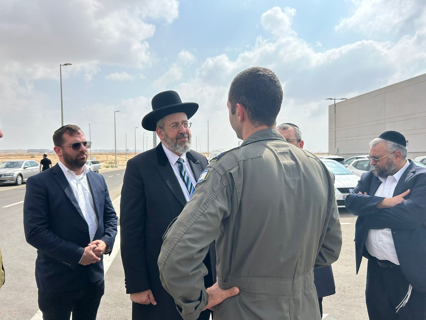 הרב הראשי הגר"ד לאו ביקר בבסיס חיל האוויר וחיזק את החיילים