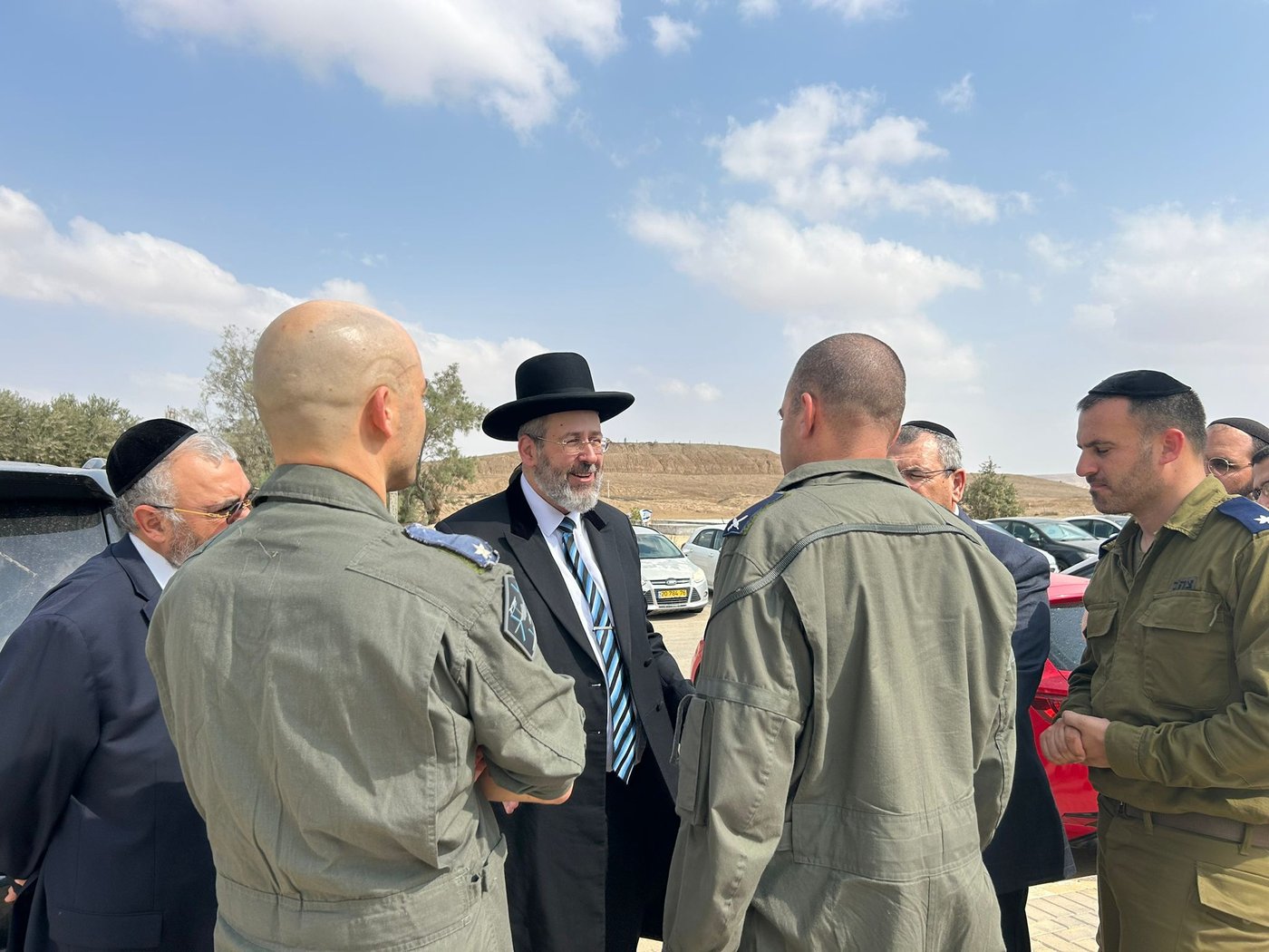 הרב הראשי הגר"ד לאו ביקר בבסיס חיל האוויר וחיזק את החיילים