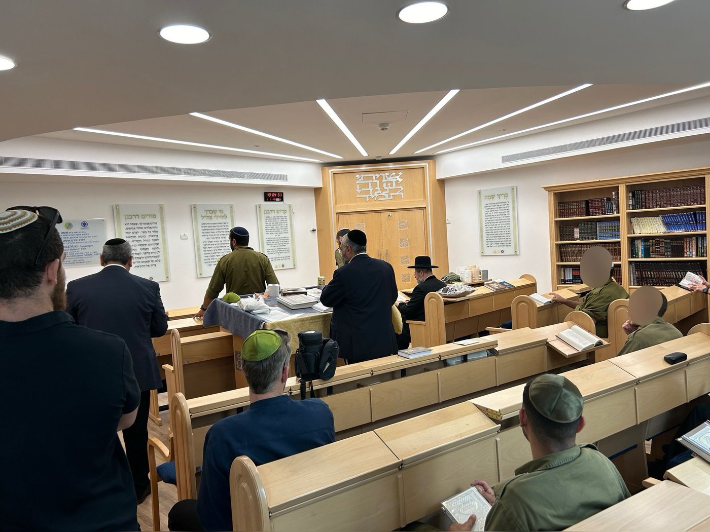 הרב הראשי הגר"ד לאו ביקר בבסיס חיל האוויר וחיזק את החיילים