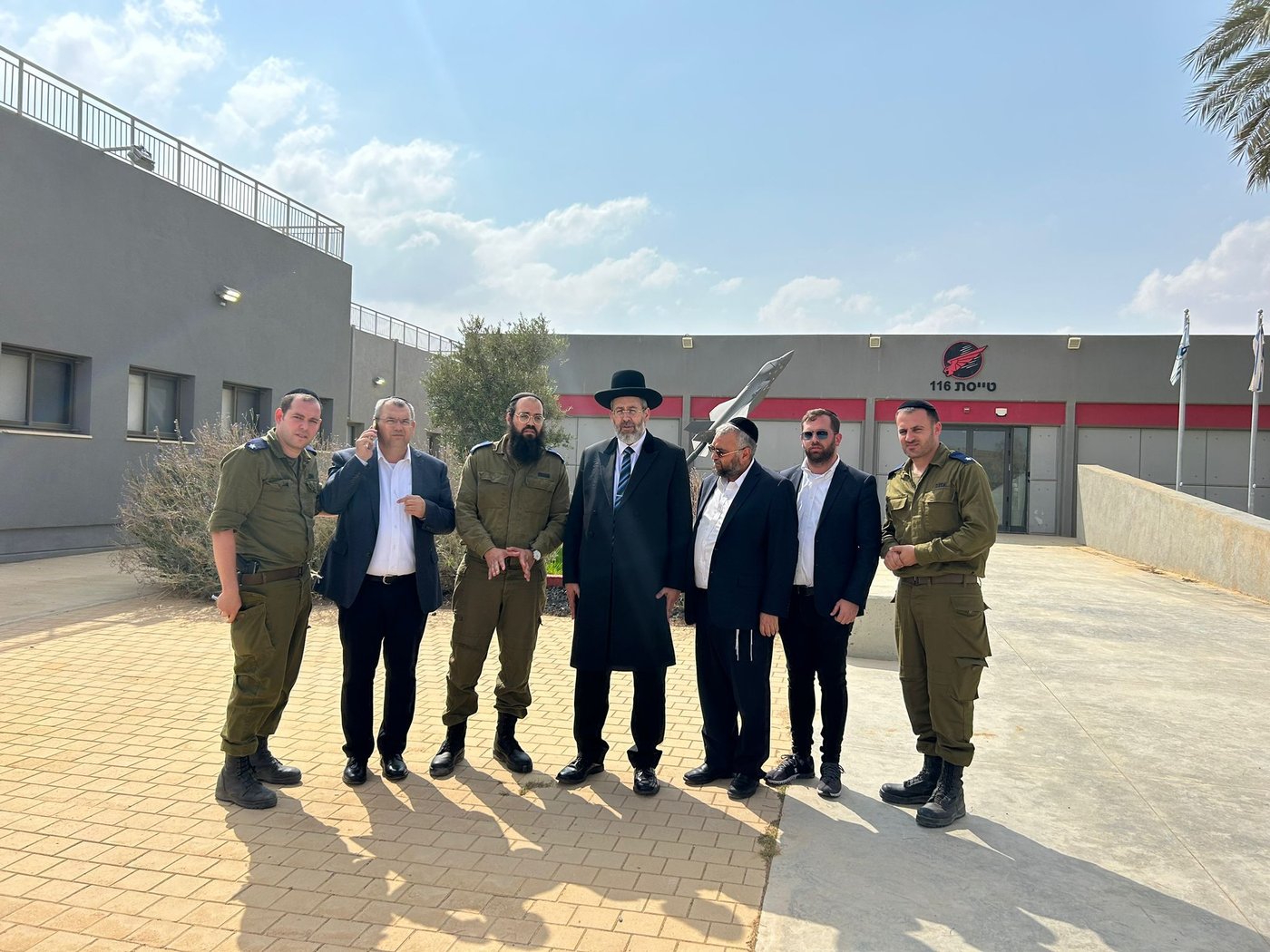 הרב הראשי הגר"ד לאו ביקר בבסיס חיל האוויר וחיזק את החיילים