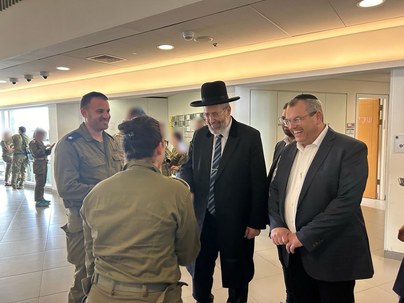 הרב הראשי הגר"ד לאו ביקר בבסיס חיל האוויר וחיזק את החיילים