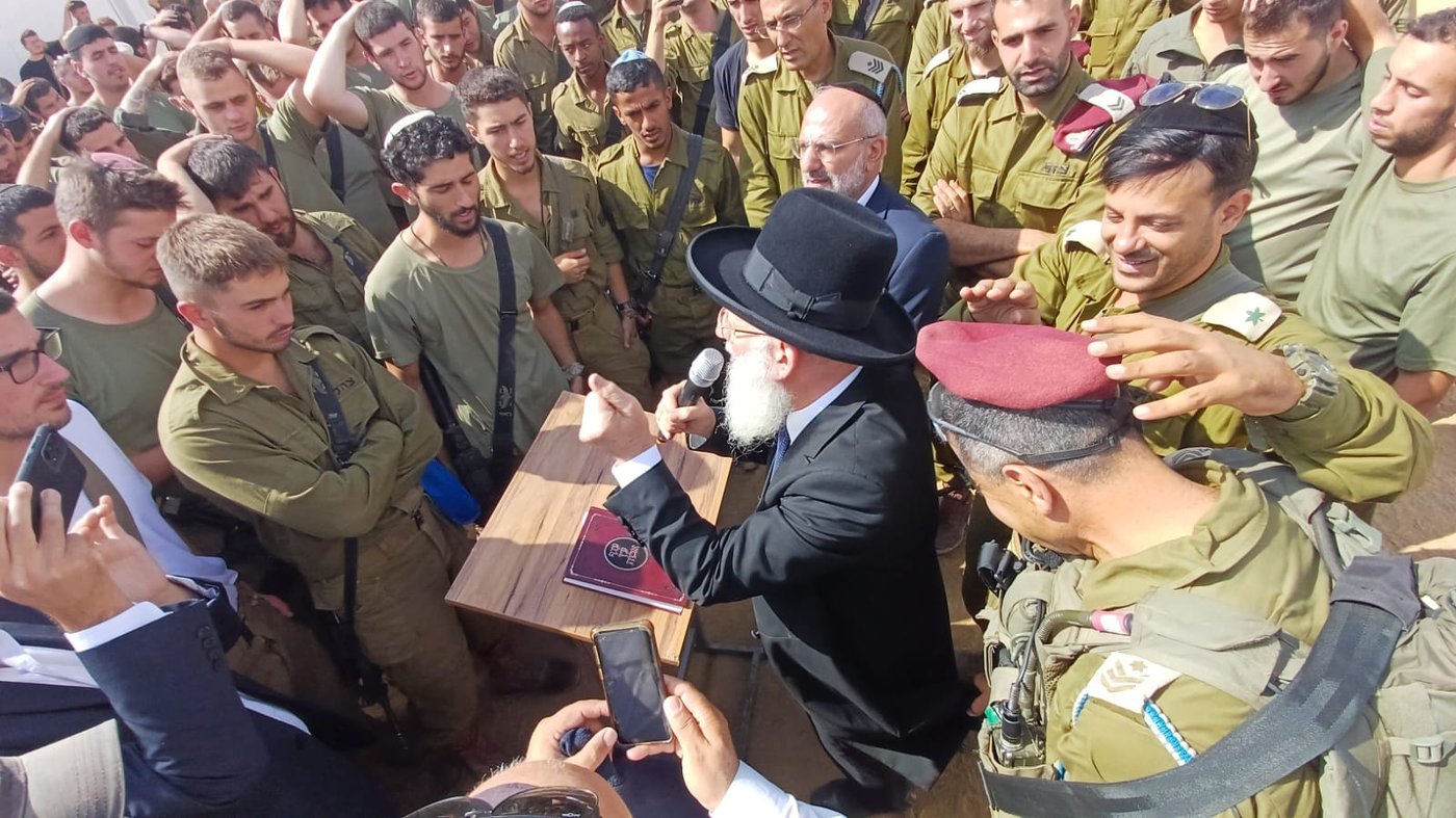 מרגש: הגאון רבי ראובן אלבז התפלל ורקד עם הלוחמים בדרום