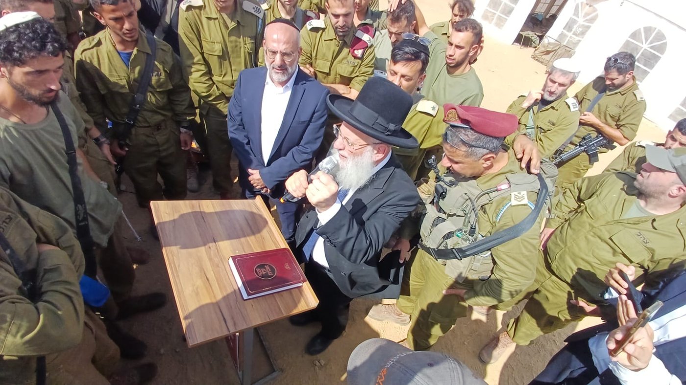 מרגש: הגאון רבי ראובן אלבז התפלל ורקד עם הלוחמים בדרום
