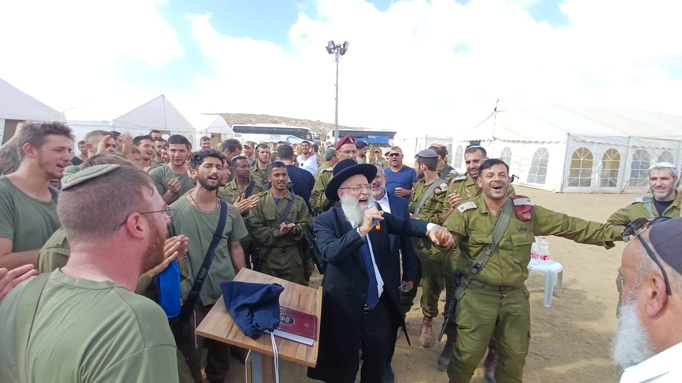 מרגש: הגאון רבי ראובן אלבז התפלל ורקד עם הלוחמים בדרום