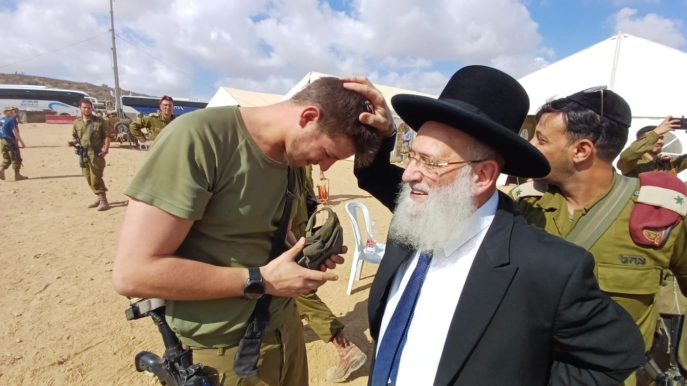 מרגש: הגאון רבי ראובן אלבז התפלל ורקד עם הלוחמים בדרום