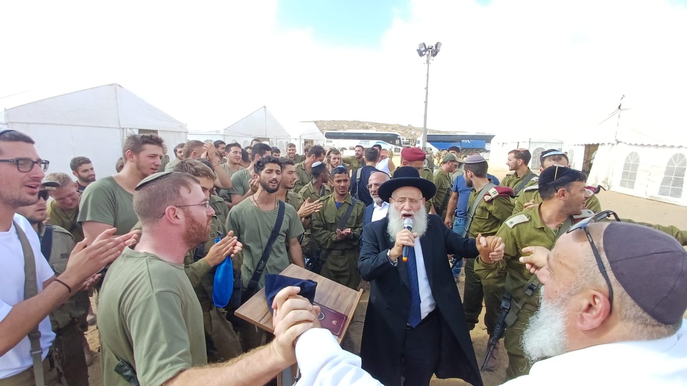 מרגש: הגאון רבי ראובן אלבז התפלל ורקד עם הלוחמים בדרום