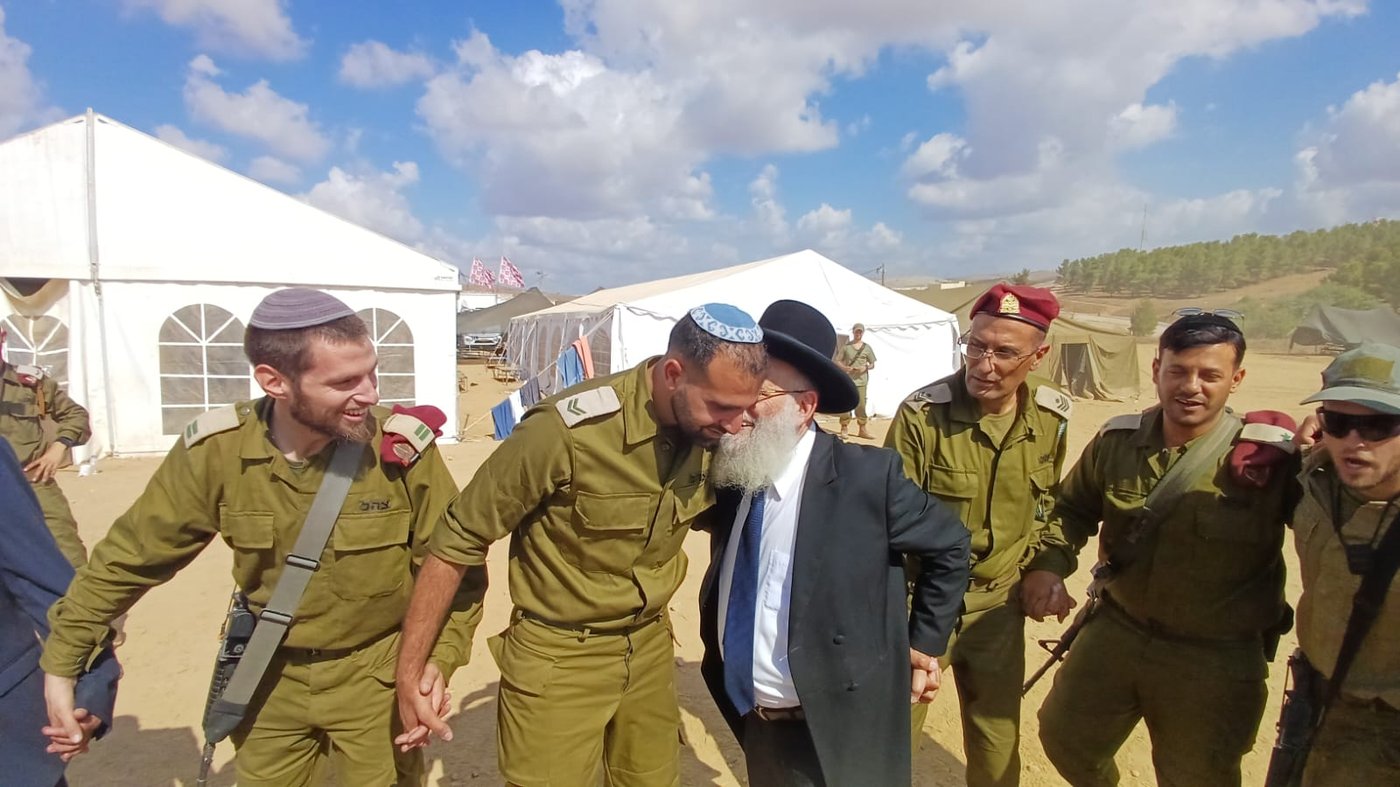 מרגש: הגאון רבי ראובן אלבז התפלל ורקד עם הלוחמים בדרום