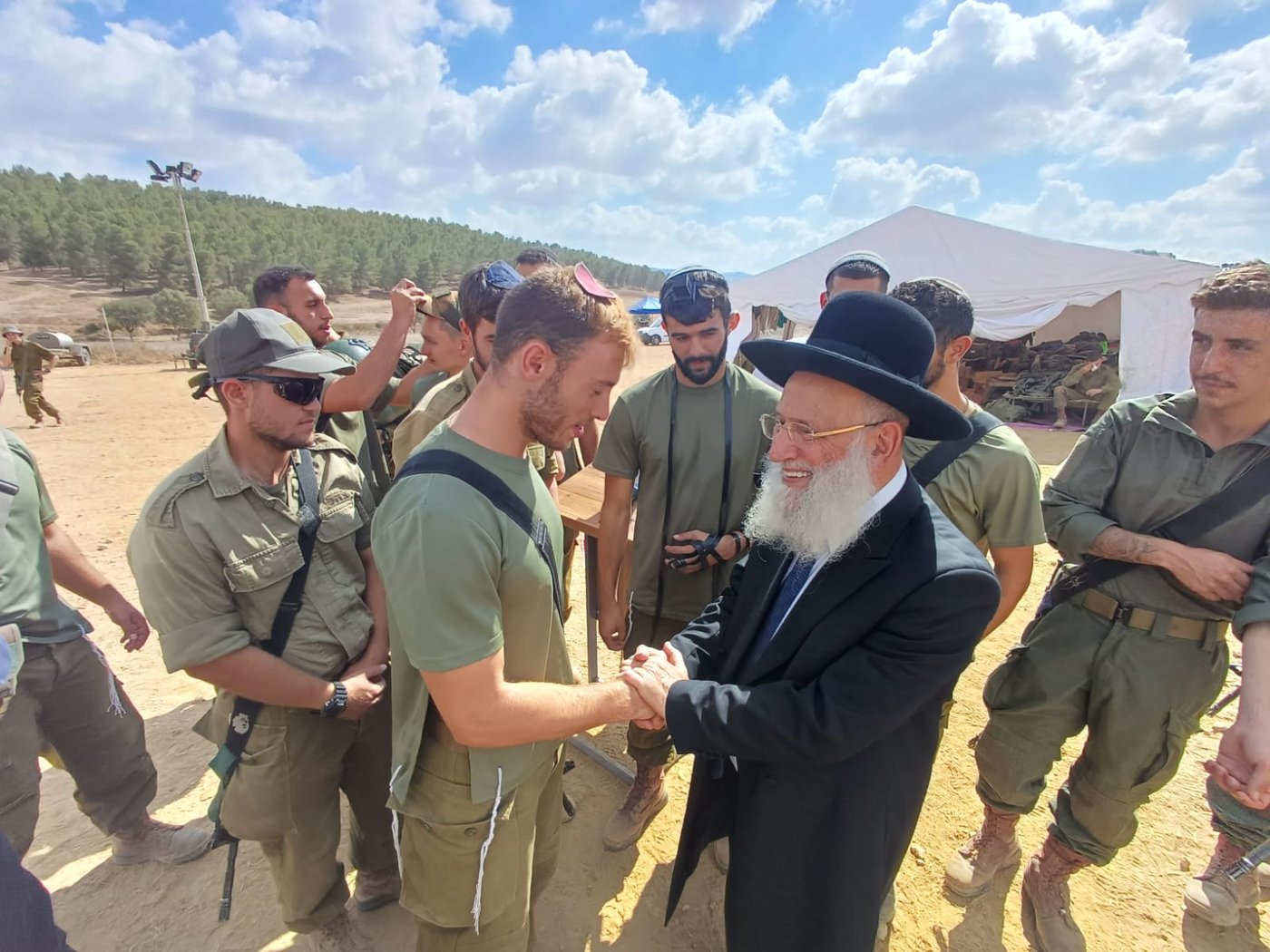 מרגש: הגאון רבי ראובן אלבז התפלל ורקד עם הלוחמים בדרום