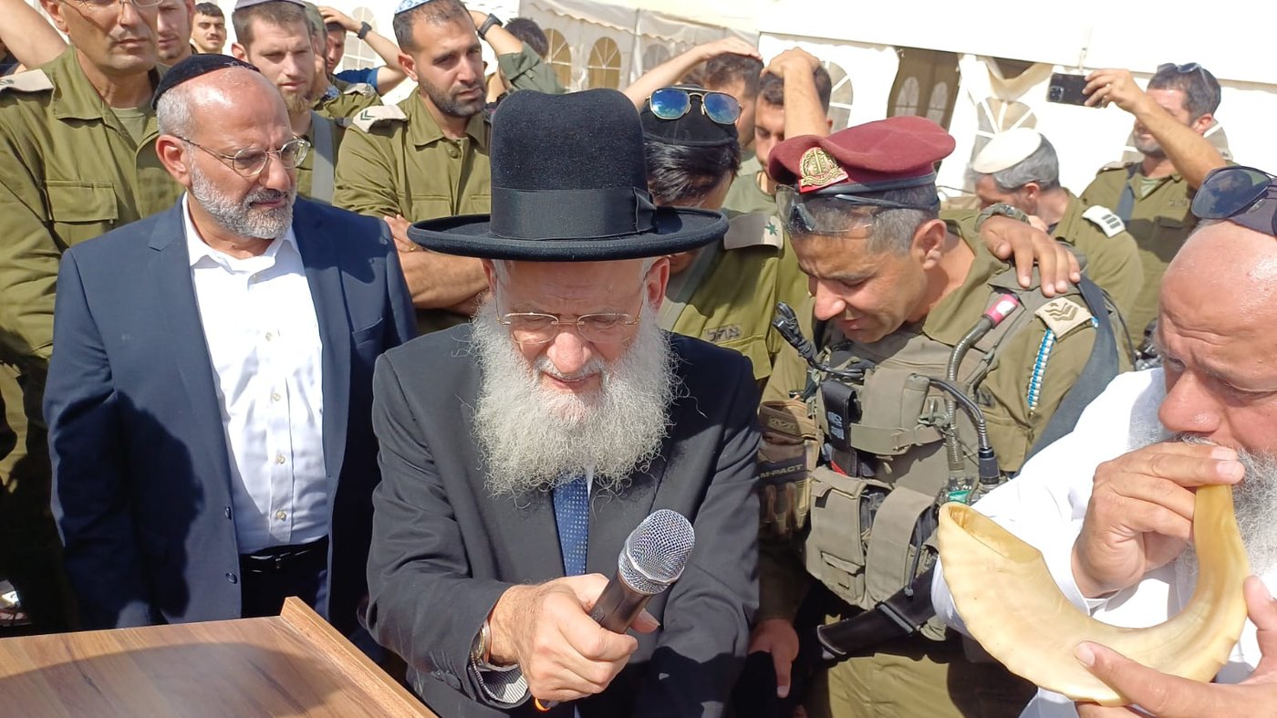 מרגש: הגאון רבי ראובן אלבז התפלל ורקד עם הלוחמים בדרום