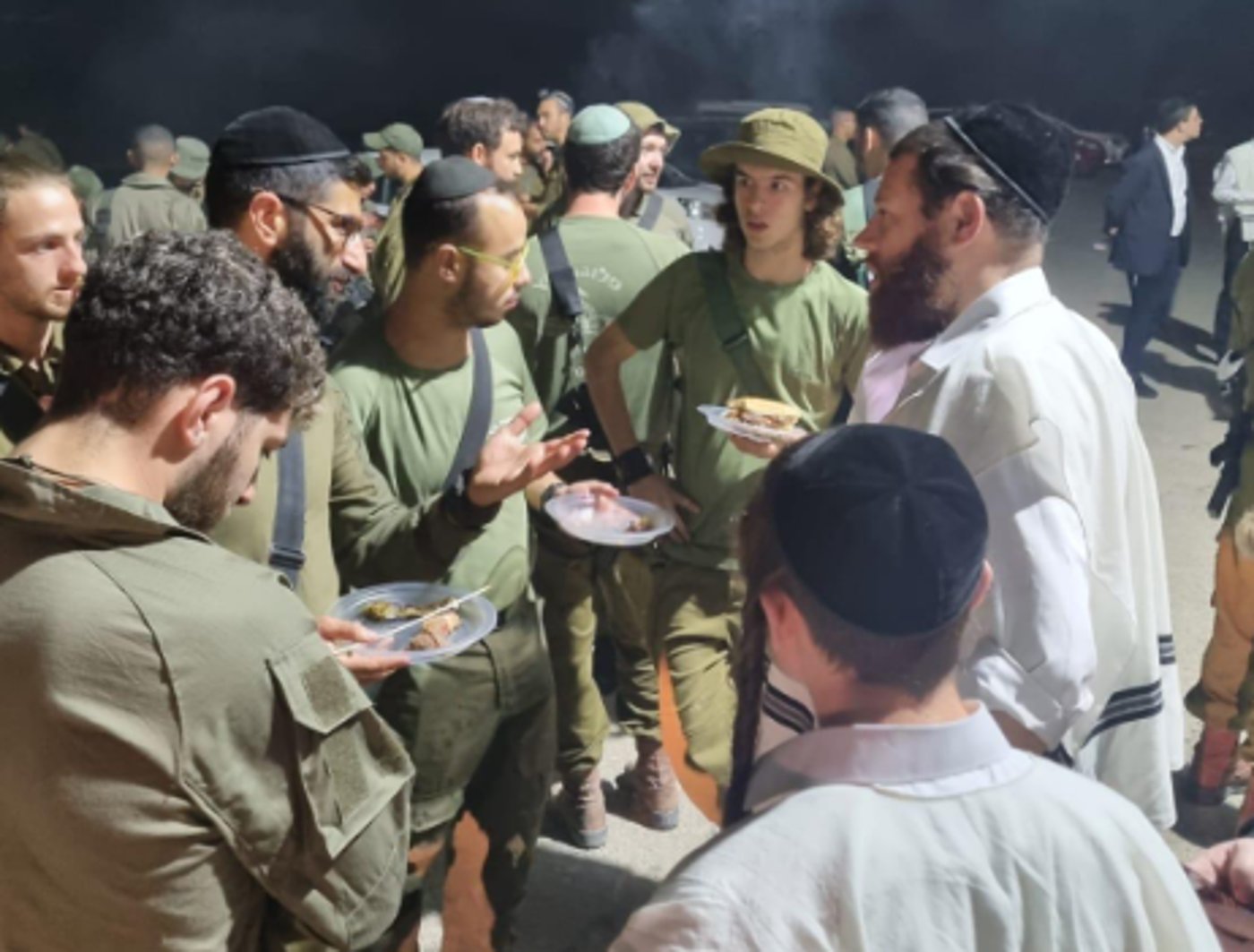 מרגש: החרדים האכילו את החיילים, רקדו - ובכו על הנופלים
