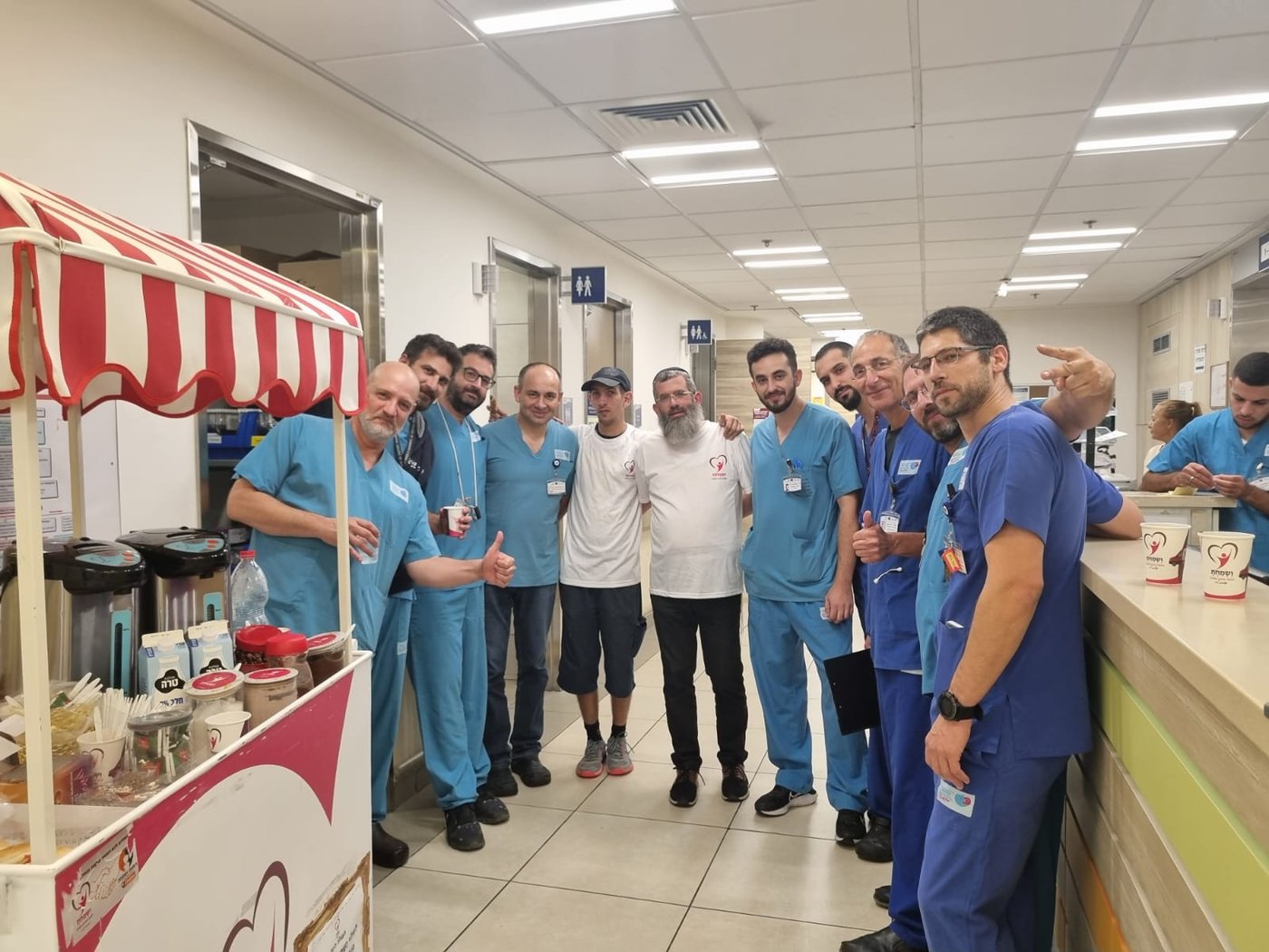 הרב לרר עם הצוות הרפואי במקום
