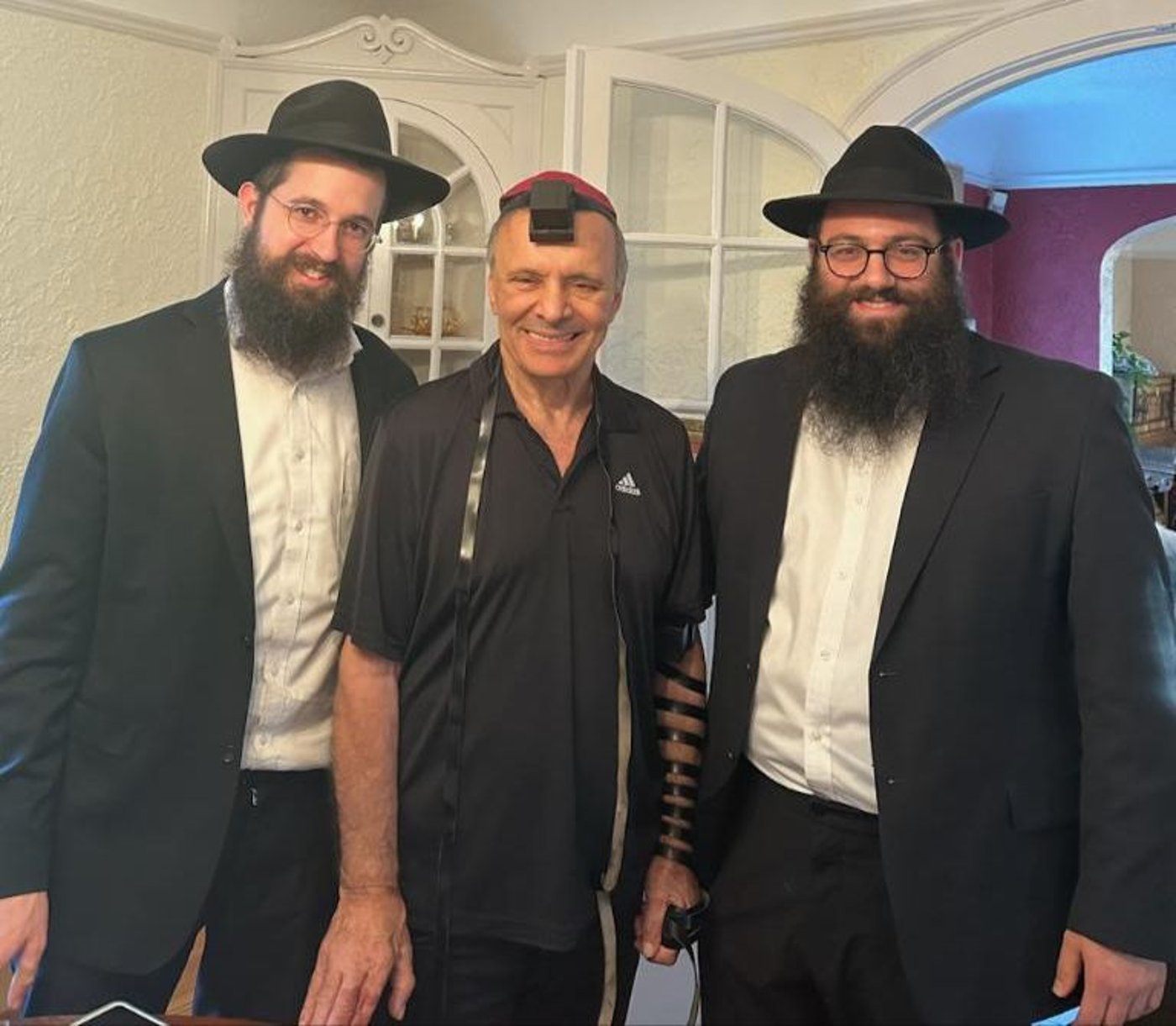 "אני דומע": אביה של החטופה ששוחררה הניח תפילין