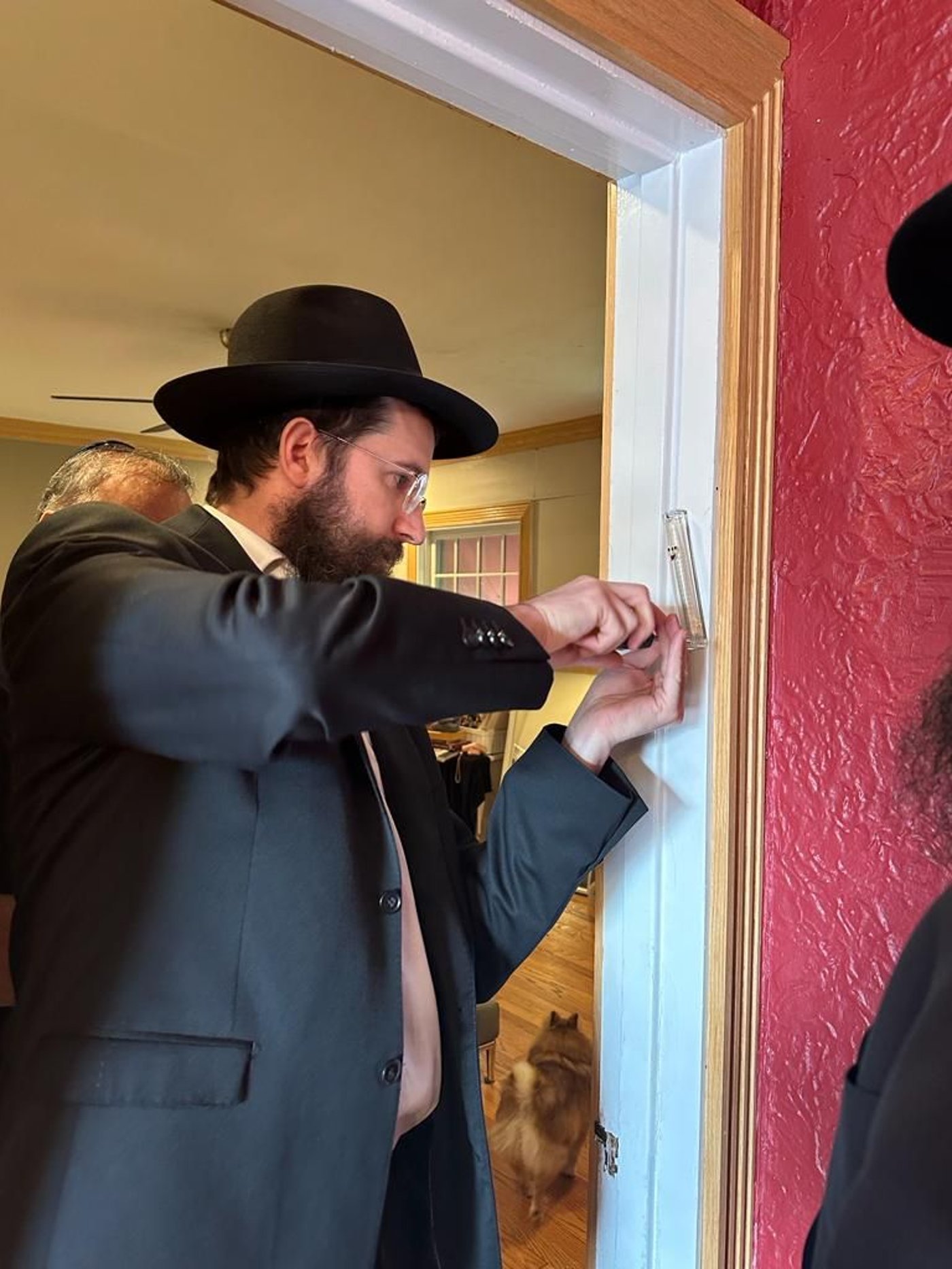 "אני דומע": אביה של החטופה ששוחררה הניח תפילין