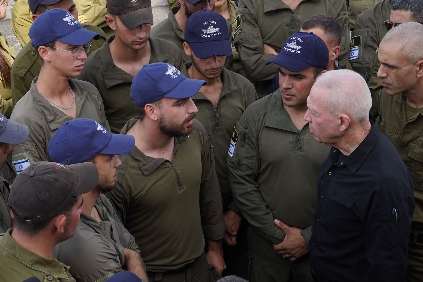 גלנט עם הלוחמים