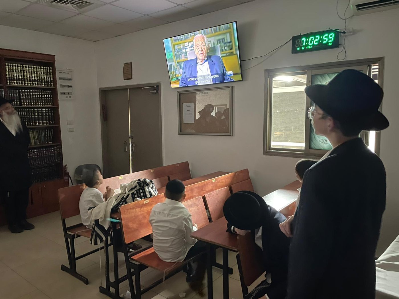 חבדניקים צופים בוידאו של הרבי