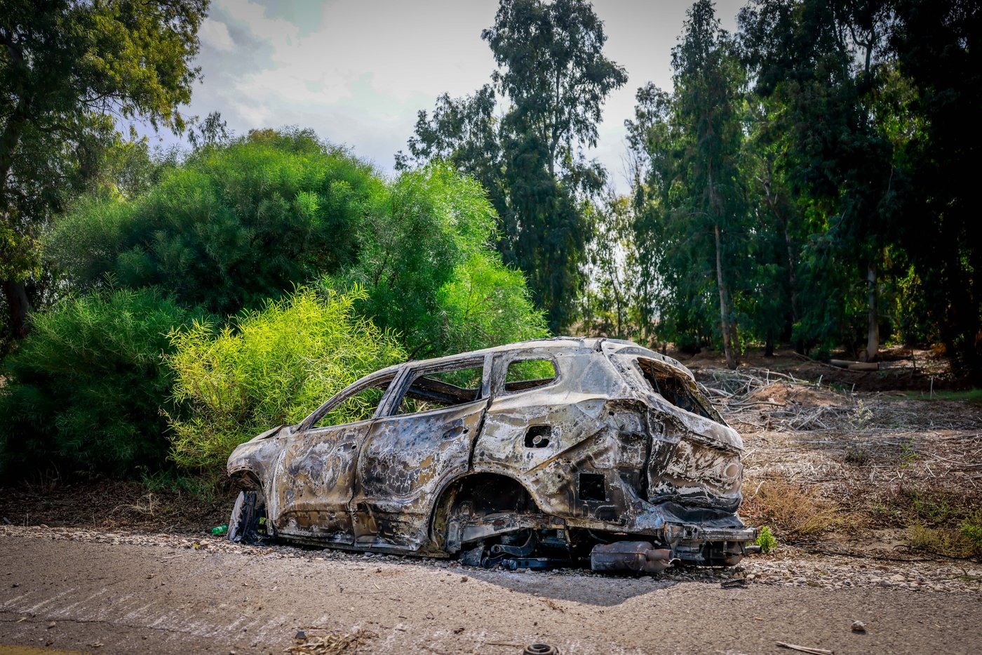 מכונית שרופה ונטושה באזור המסיבה