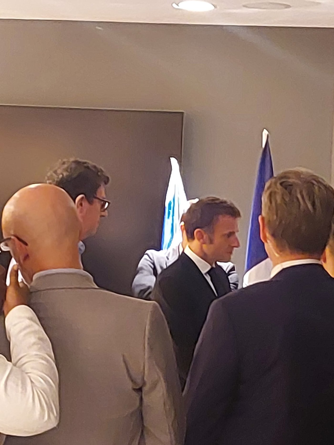 נשיא צרפת מקרון נותר עם פה פעור; "אמא שלי והבת שלי מתו, אדוני הנשיא"