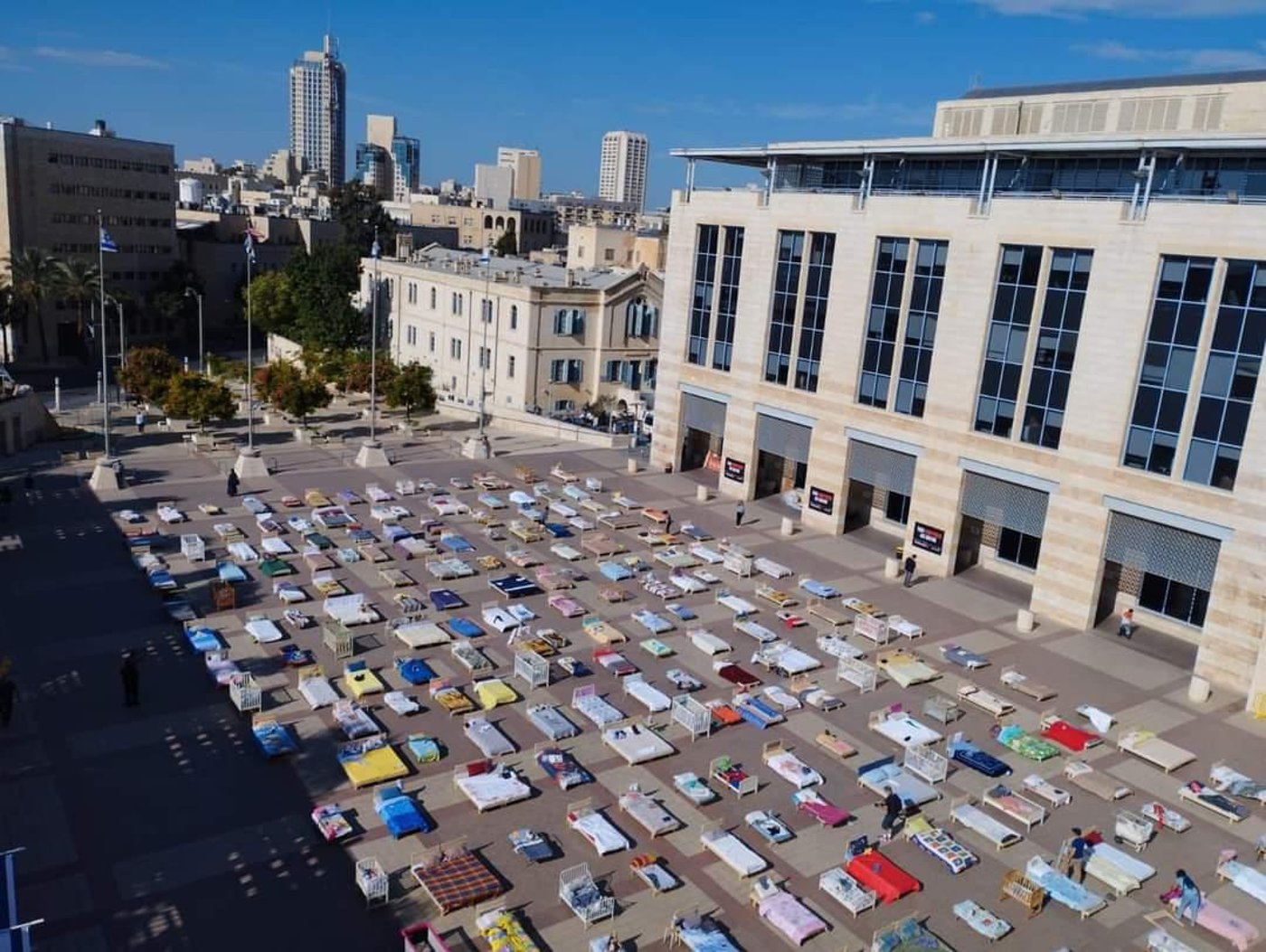 המיטות בכיכר ספרא