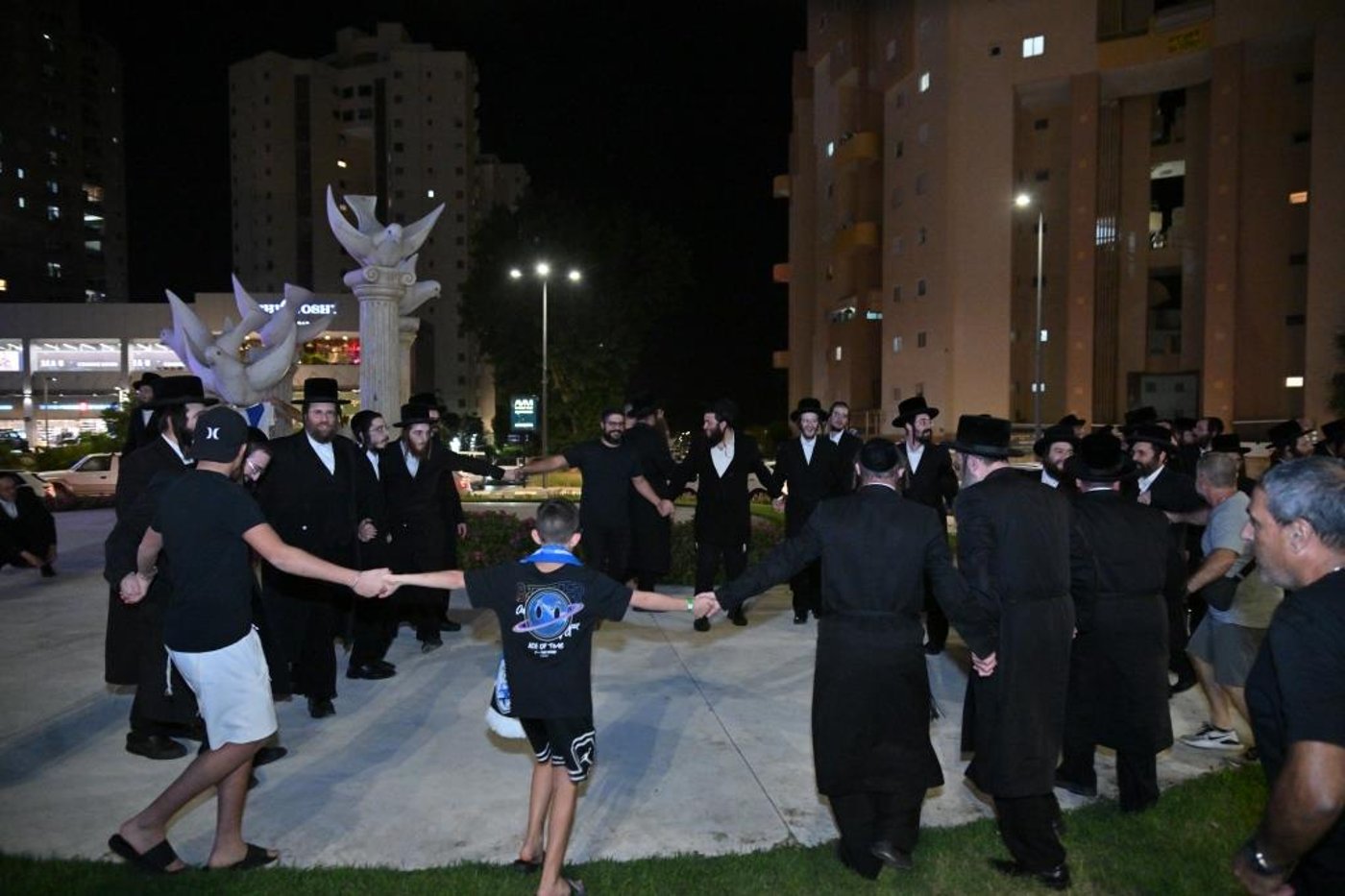 תיעוד מרגש: אברכי ויז'ניץ משמחים את תושבי אשקלון 