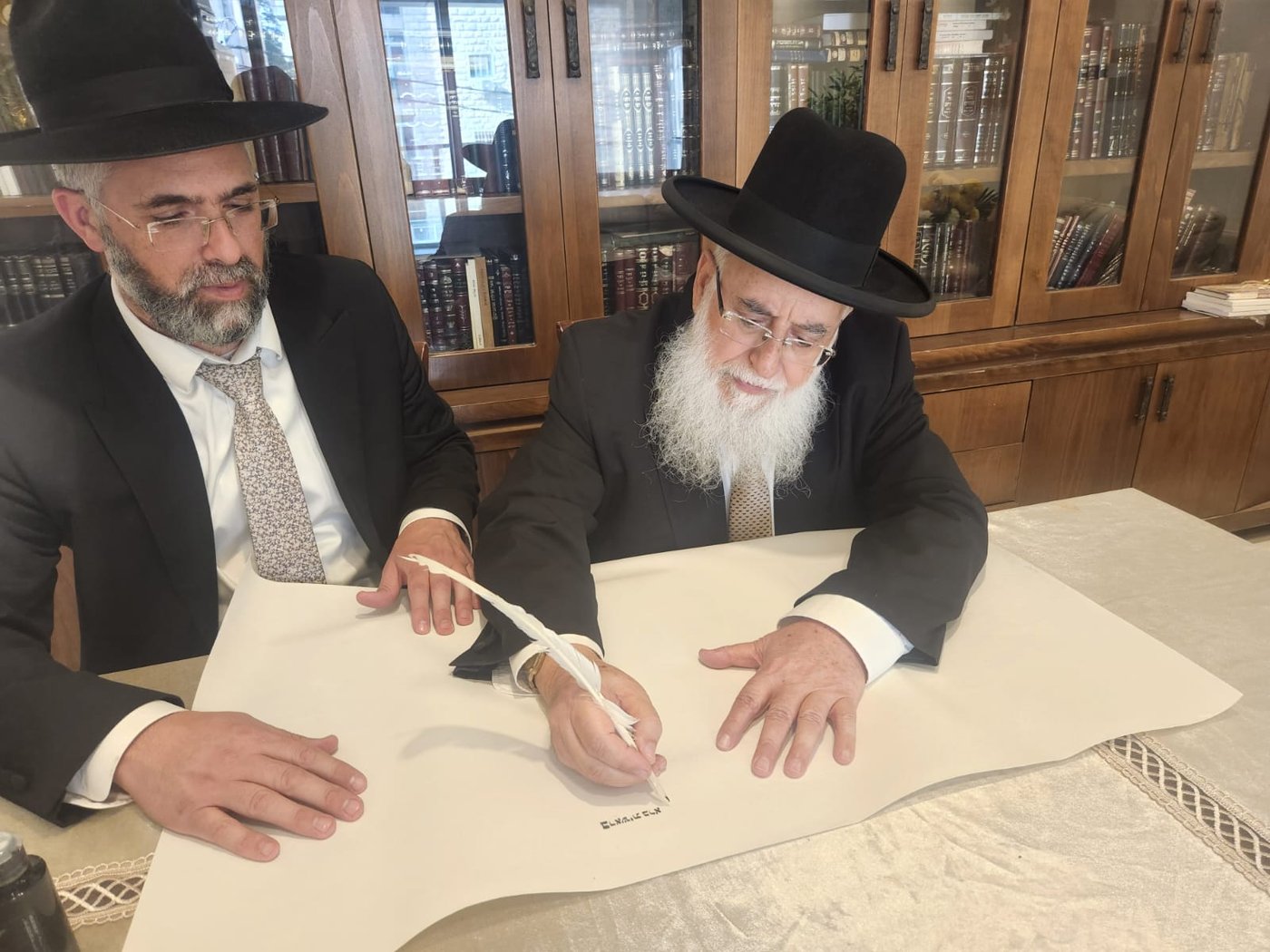 הגאון הרב יעקב זמיר בכתיבת אות בספר התורה