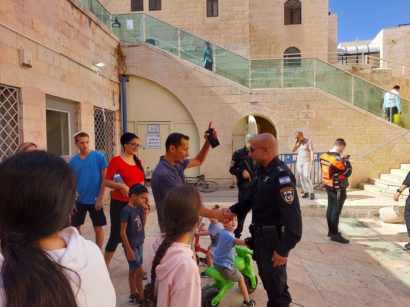 נצ"מ אבי כהן בסיור במלון המפונים ברובע היהודי בירושלים