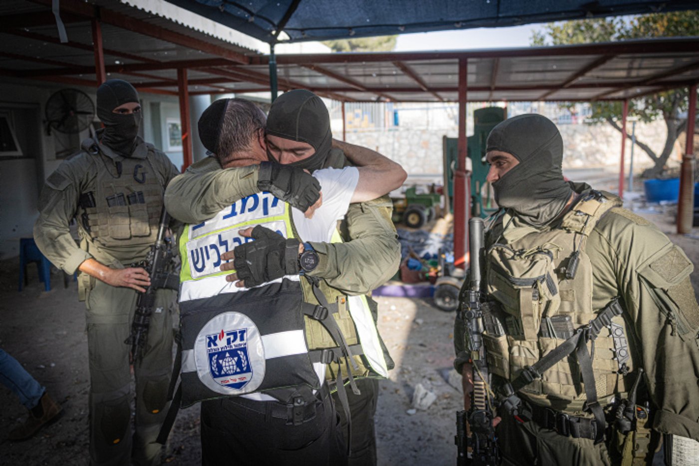 החיילים מתחבקים עם אנשי זק"א בהתרגשות
